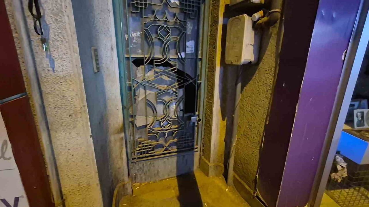 Esnaf tarafından yakalanan camı kıran şüpheli polis ekiplerine teslim edildi