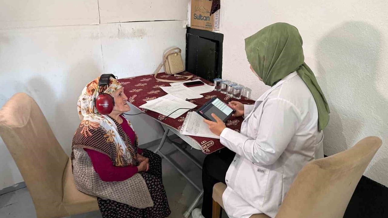ESOGÜ uzmanları Eğriöz Mahallesi'nde 60 yaş üstü için işitme taraması başlattı