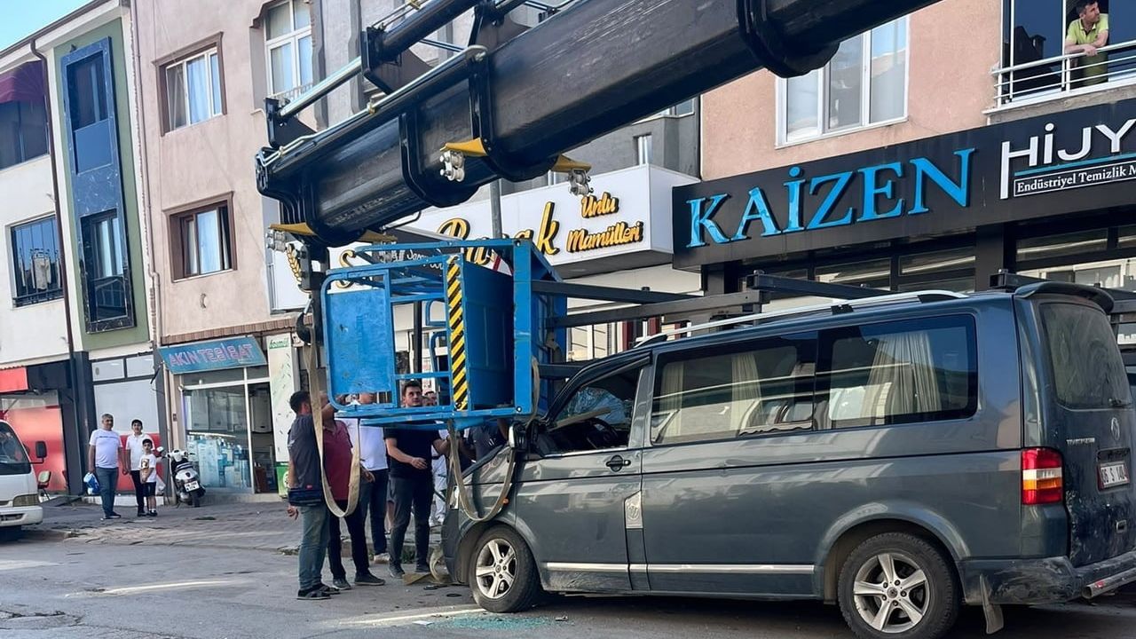 Eşya taşıma asansörü park halindeki minibüsün üzerine devrildi