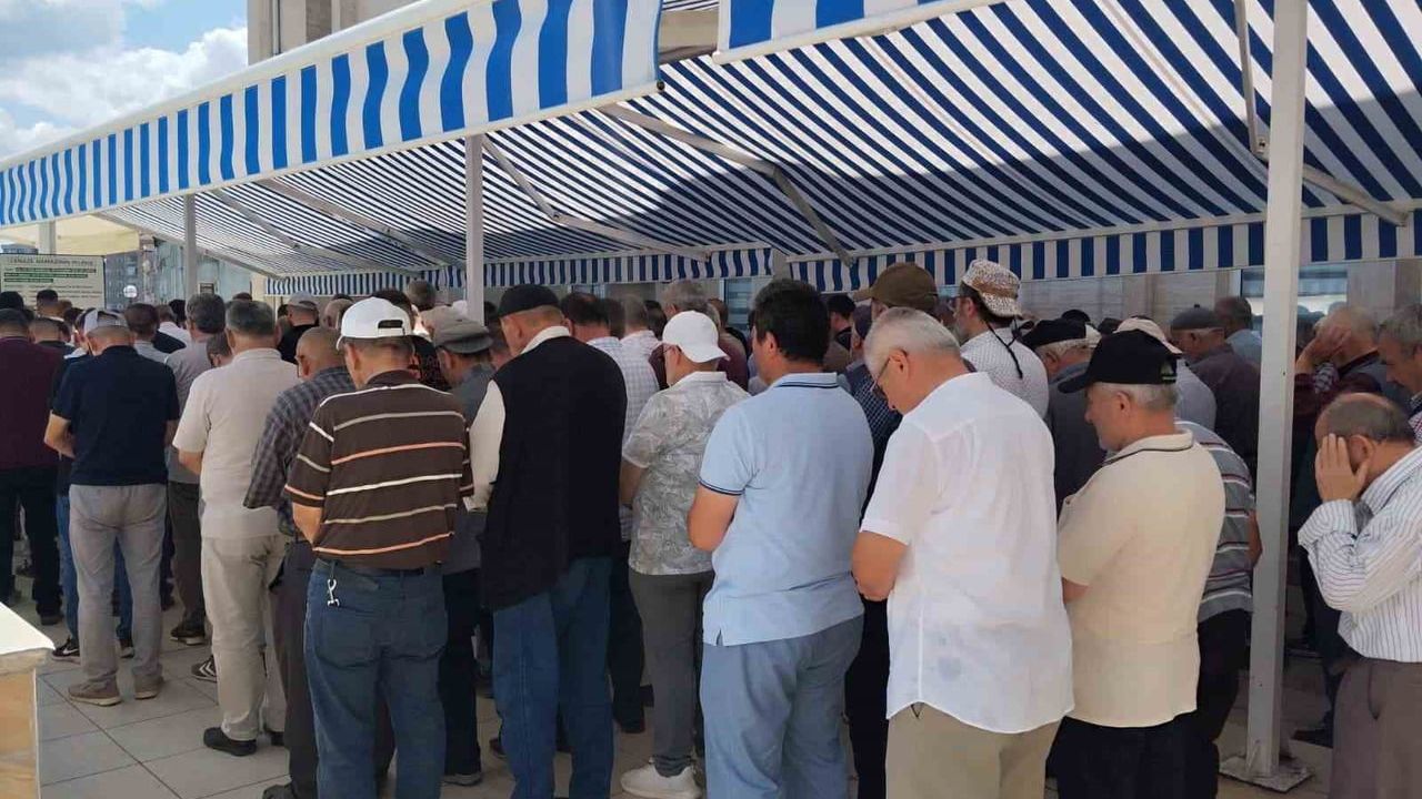 Evinde tabanca ile ölen 18 yaşındaki kız son yolculuğuna uğurlandı
