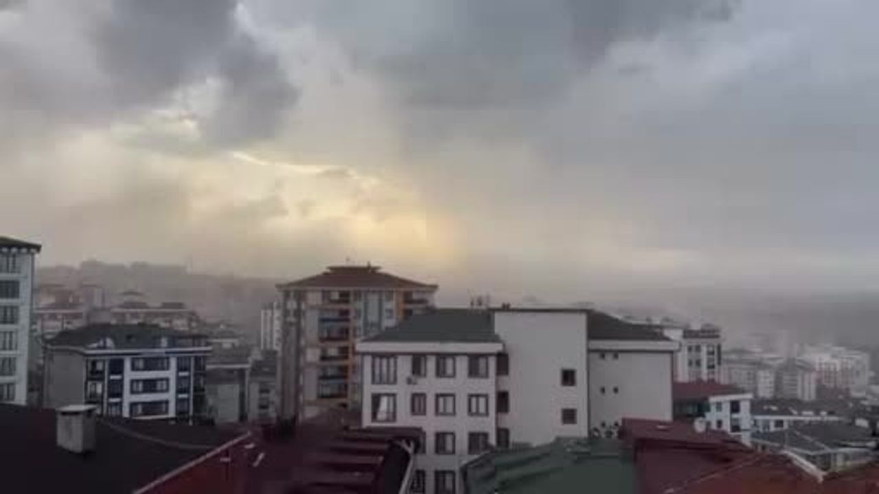 Eyüpsultan'da akşam rüzgarı mahalleyi tozla kapladı