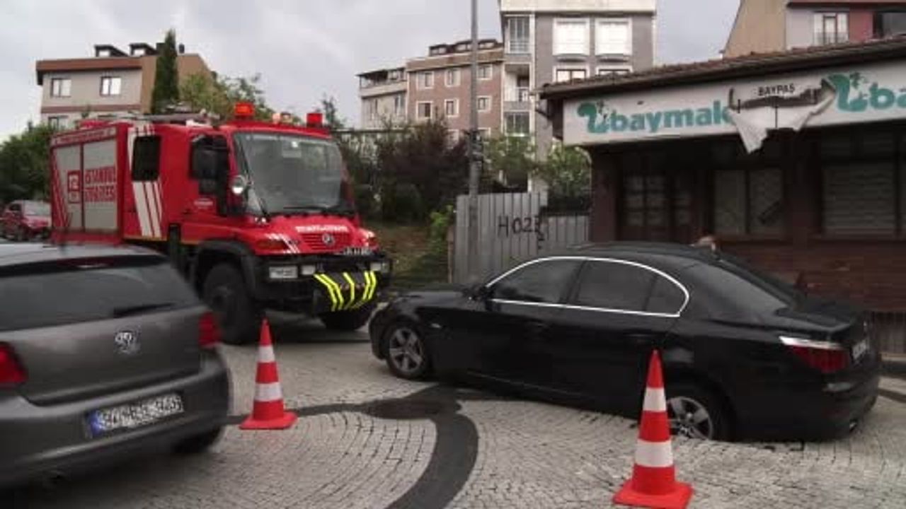 Eyüpsultan'da aniden çöken yola giren otomobil çukura saplandı
