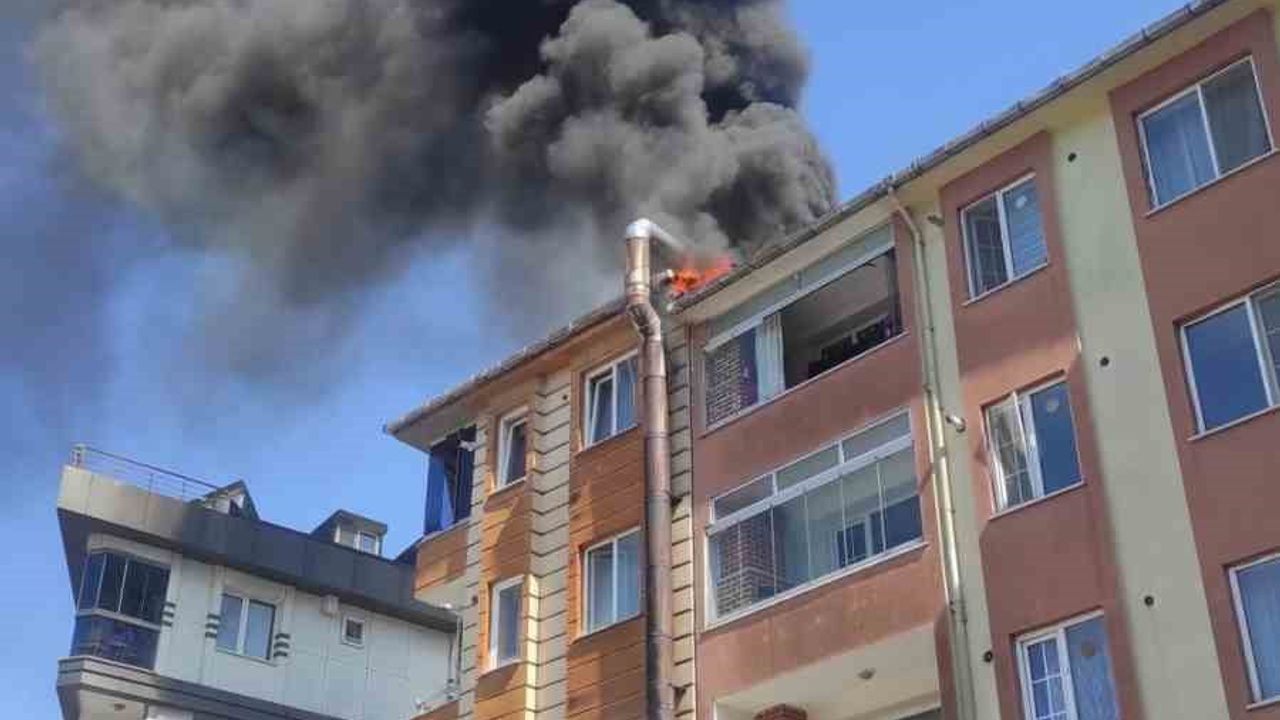 Eyüpsultan'da fırın bacasında başlayan alevler yan binanın çatısını etkiledi