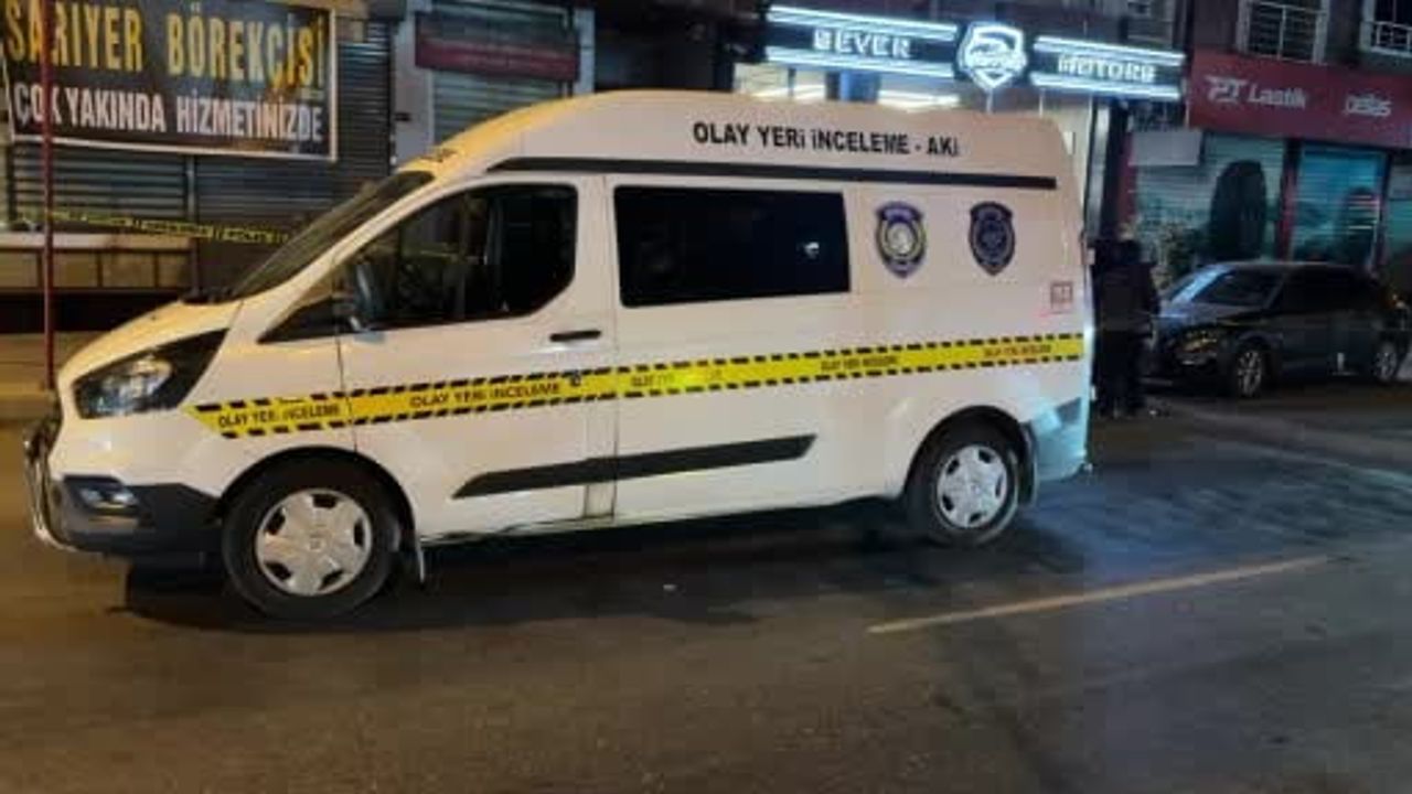 Eyüpsultan'da motosikletli saldırı: galeri önünde 4 kişi yaralandı