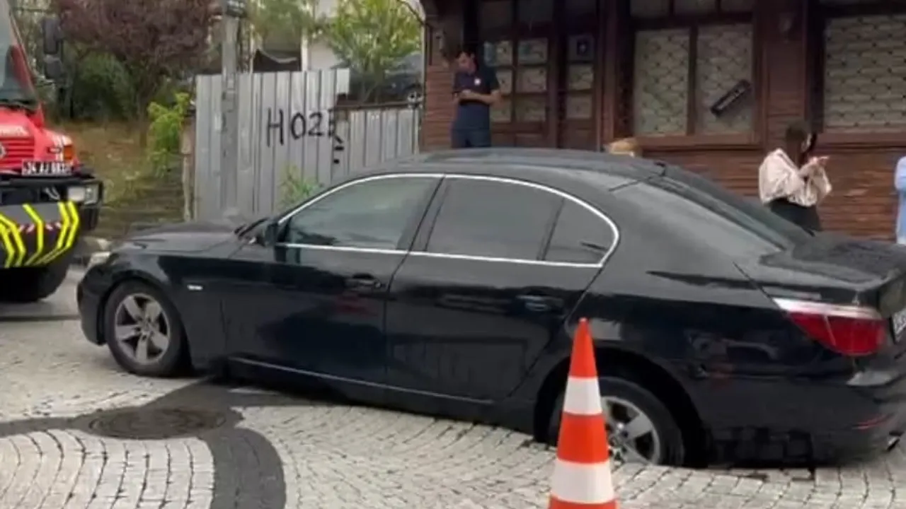 Eyüpsultan’da yol çökünce otomobil çukura saplandı