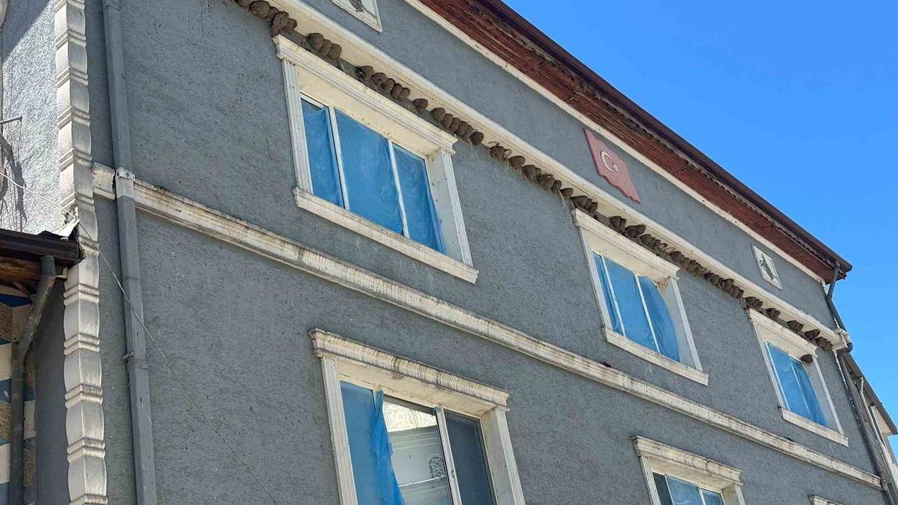 Fadıllı'da kırlangıçlar için pencereler naylonla kaplandı