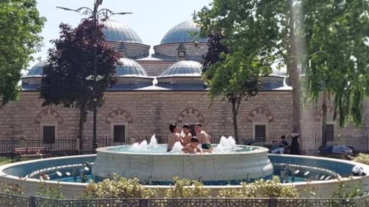 Fatih Camii avlusundaki süs havuzunda çocuklar serinledi