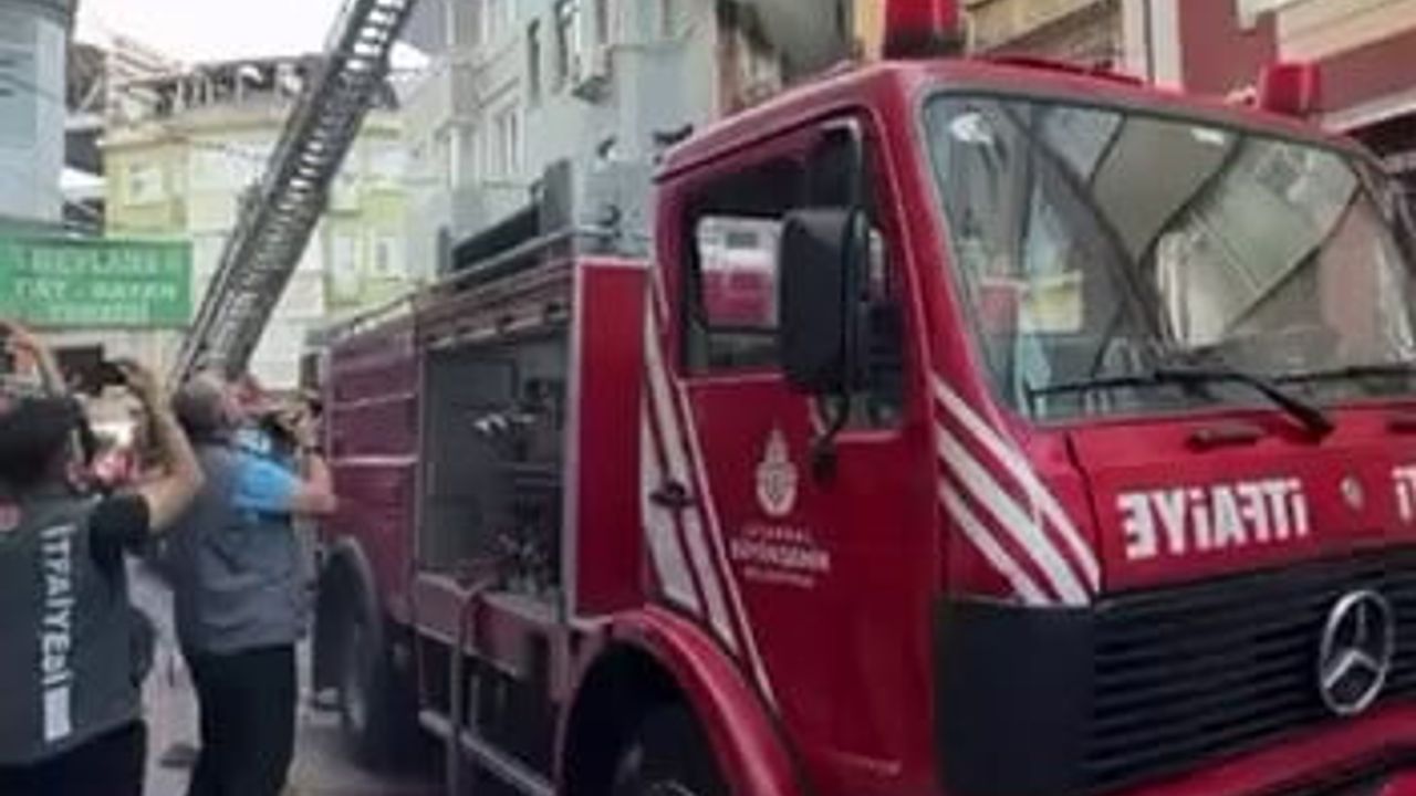 Fatih’te 2 katlı binada çıkan yangında 4 kişi kurtarıldı