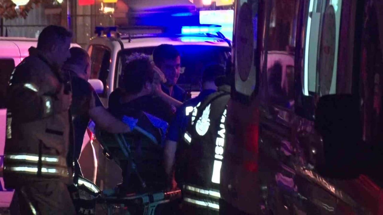 Fatih'te 4 katlı binada çıkan yangında bir itfaiye eri yaralandı