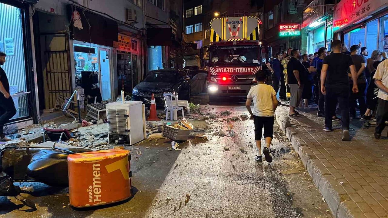 Fatih'te 4 katlı binanın çatısından düşen parçalar iki kişiyi son anda kurtardı
