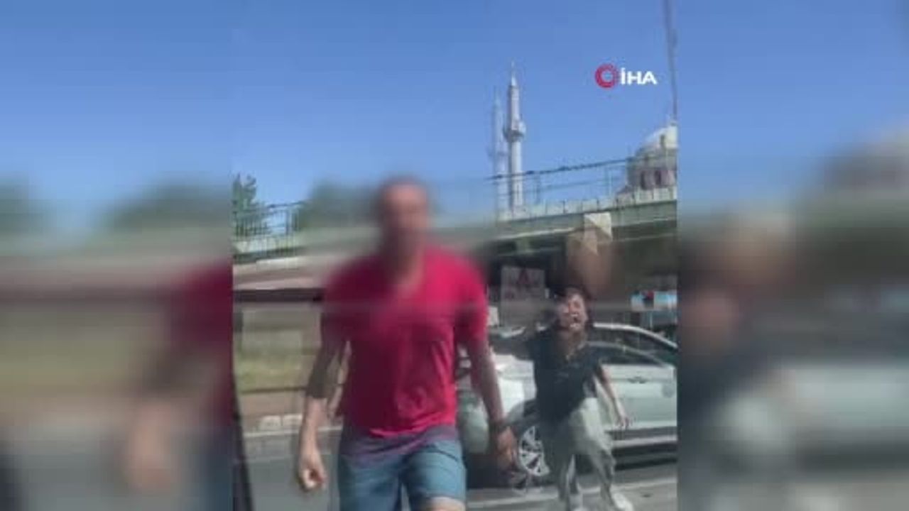 Fatih'te araç camını yumruklayan sürücü yakalandı