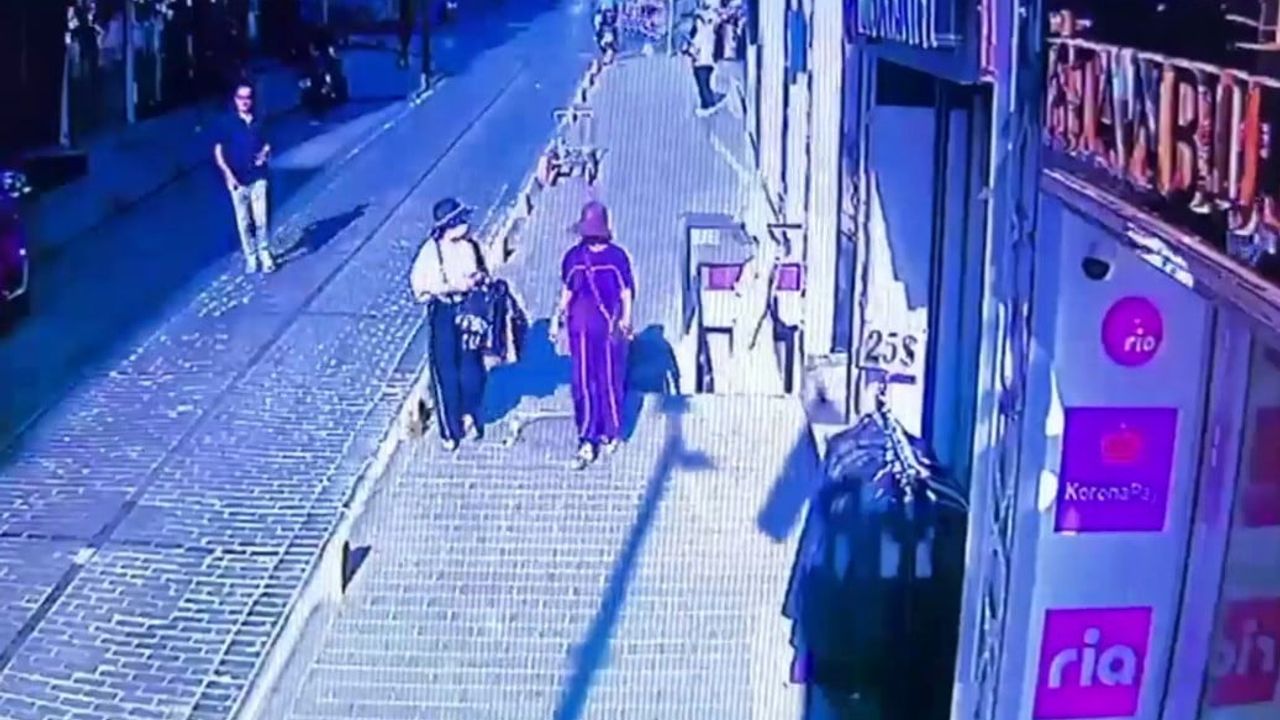 Fatih'te genç şüpheliler turistlerin cüzdanını çaldı; sabıkaları dikkat çekti