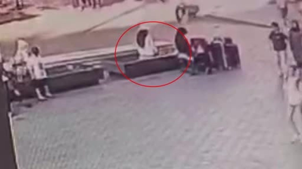 Fatih’te kadın hırsız bankta oturan vatandaşın çantasını çaldı