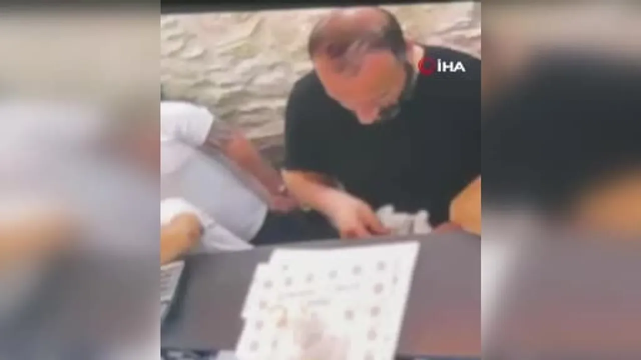 Fatih'te kuyumcuyu 'Dubai'de ticaret yapacağız' vaadiyle dolandıran 3 şahıs kamerada