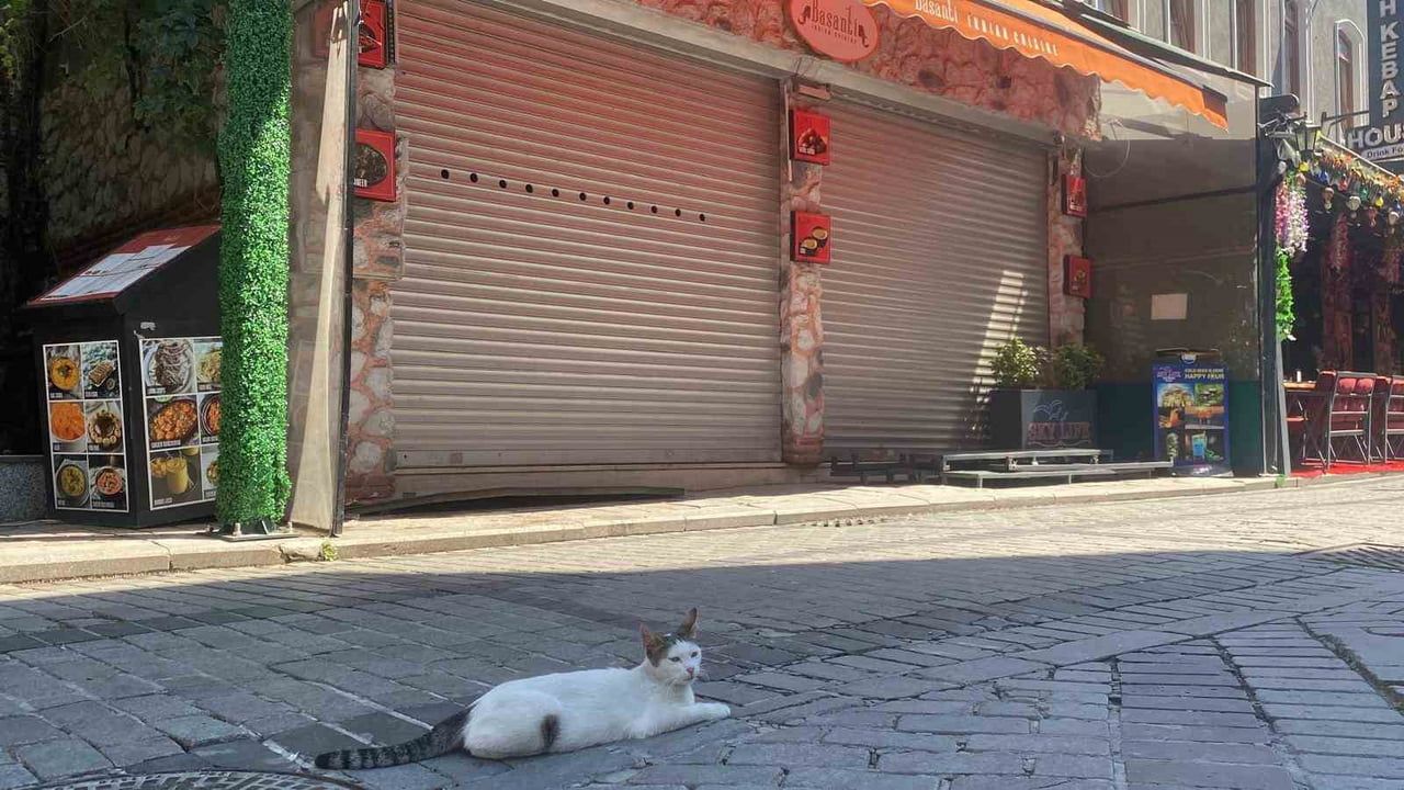 Fatih'te mühürlü dükkandan yayılan koku ekipleri harekete geçirdi