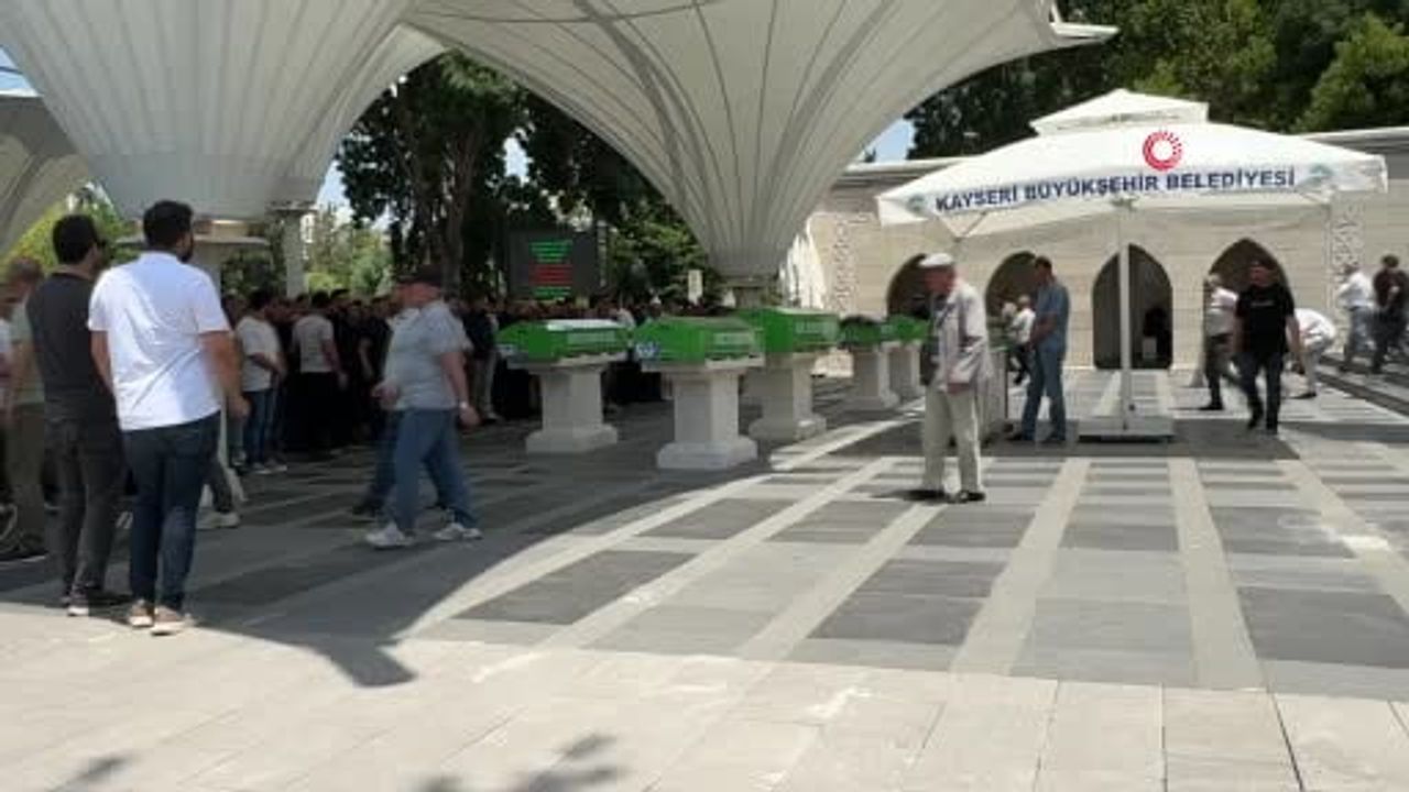 Feci kazada hayatını kaybeden aile yan yana toprağa verildi
