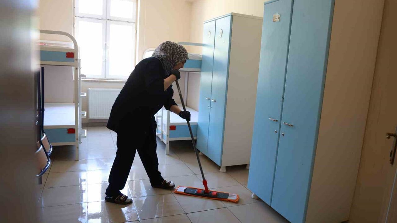 Fedakar öğretmenler tatilde okulu yeni döneme hazırlıyor