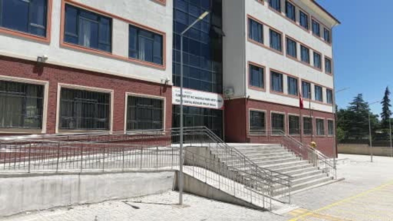 Fedakar öğretmenler tatilde okulu yeni döneme hazırlıyor