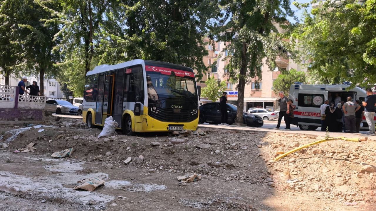 Fenalaşan sürücünün minibüsü tekel bayiinin girişine çarpıp boş arsaya uçtu
