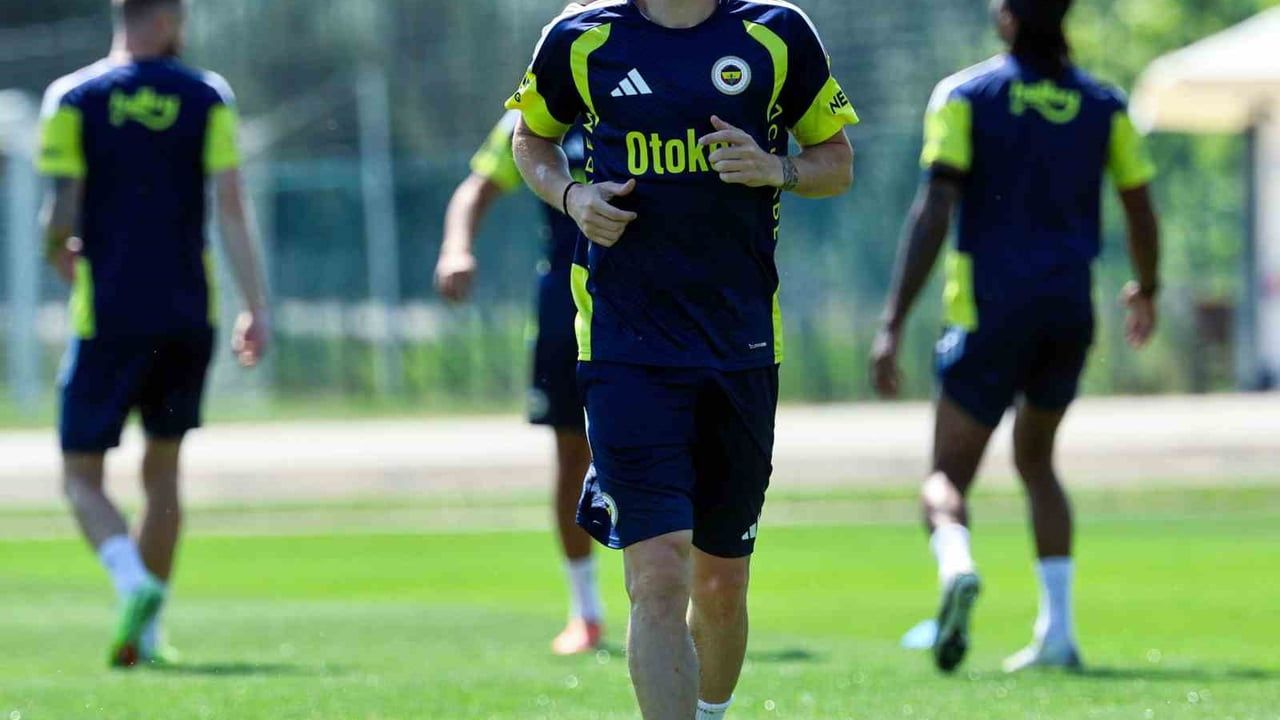 Fenerbahçe, Mert Hakan Yandaş ile 1 yıllık sözleşme imzaladı