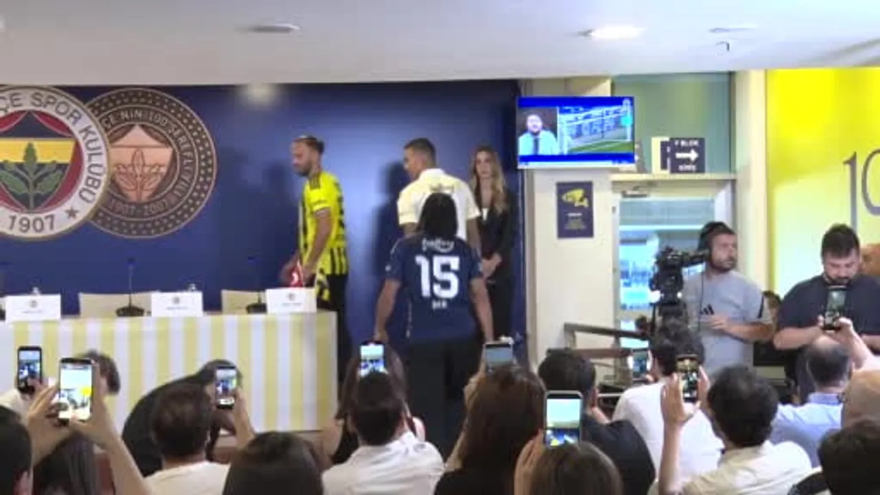 Fenerbahçe yeni transferleri Greenwood, Ake ve Muriqi için imza töreni düzenledi