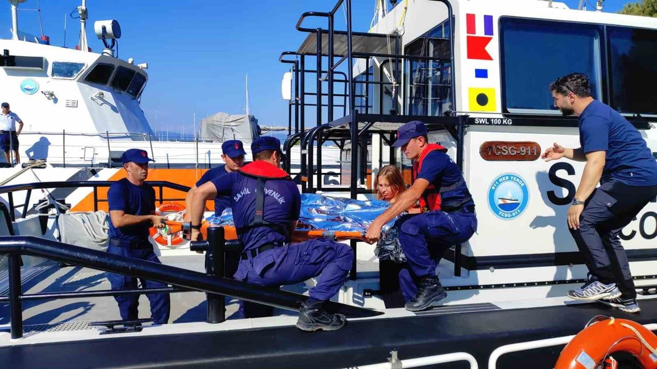 Fethiye açıklarında gezi teknelerinde yaralanan iki kişiye tıbbi tahliye