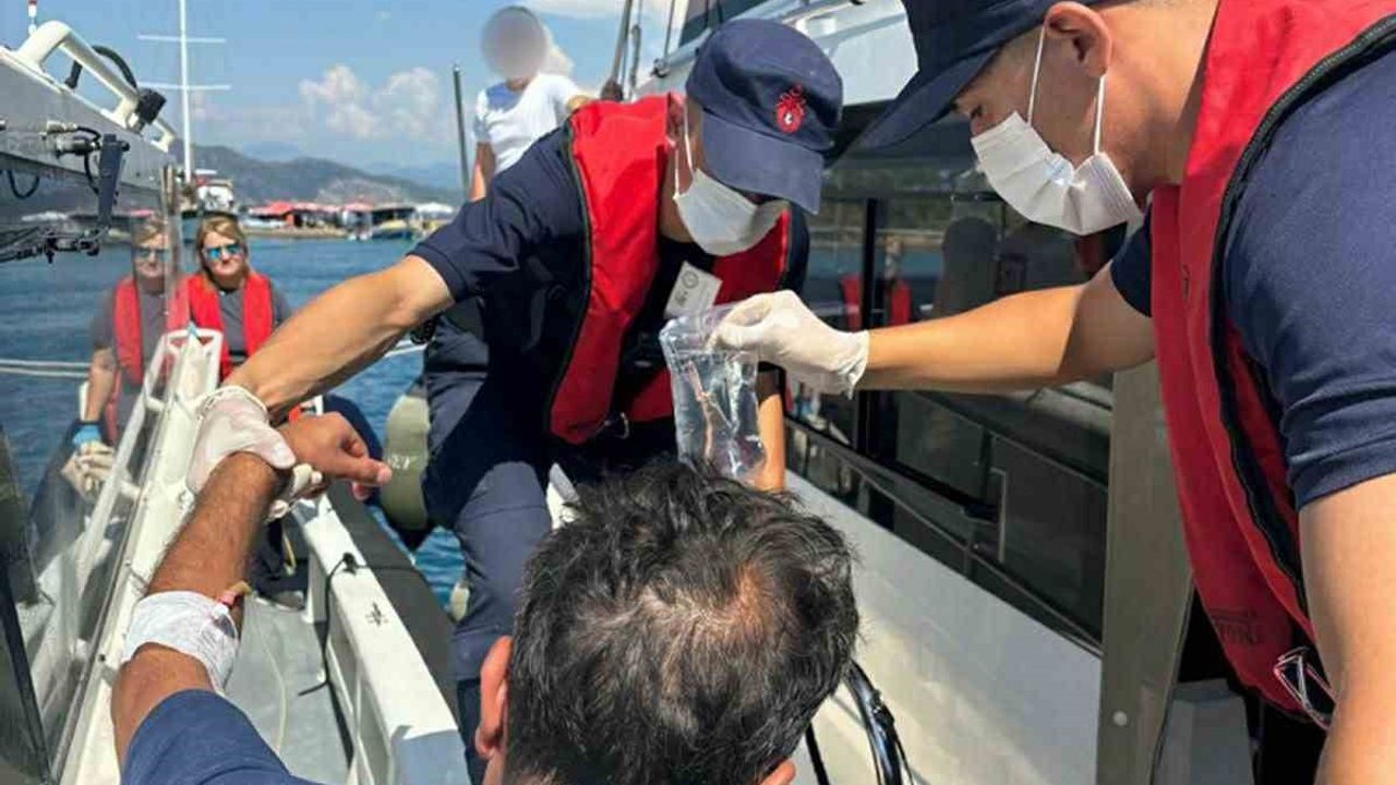Fethiye açıklarında iki kişi tıbbi tahliye edildi