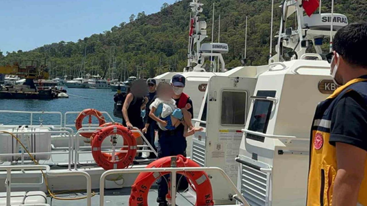 Fethiye açıklarında yardım çağrısı: gezi teknesindeki hasta çocuk kıyıya taşındı
