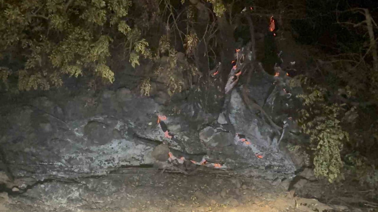 Fethiye'de gece nöbeti: alevler durdu ama gövdelerde içten yanma sürüyor