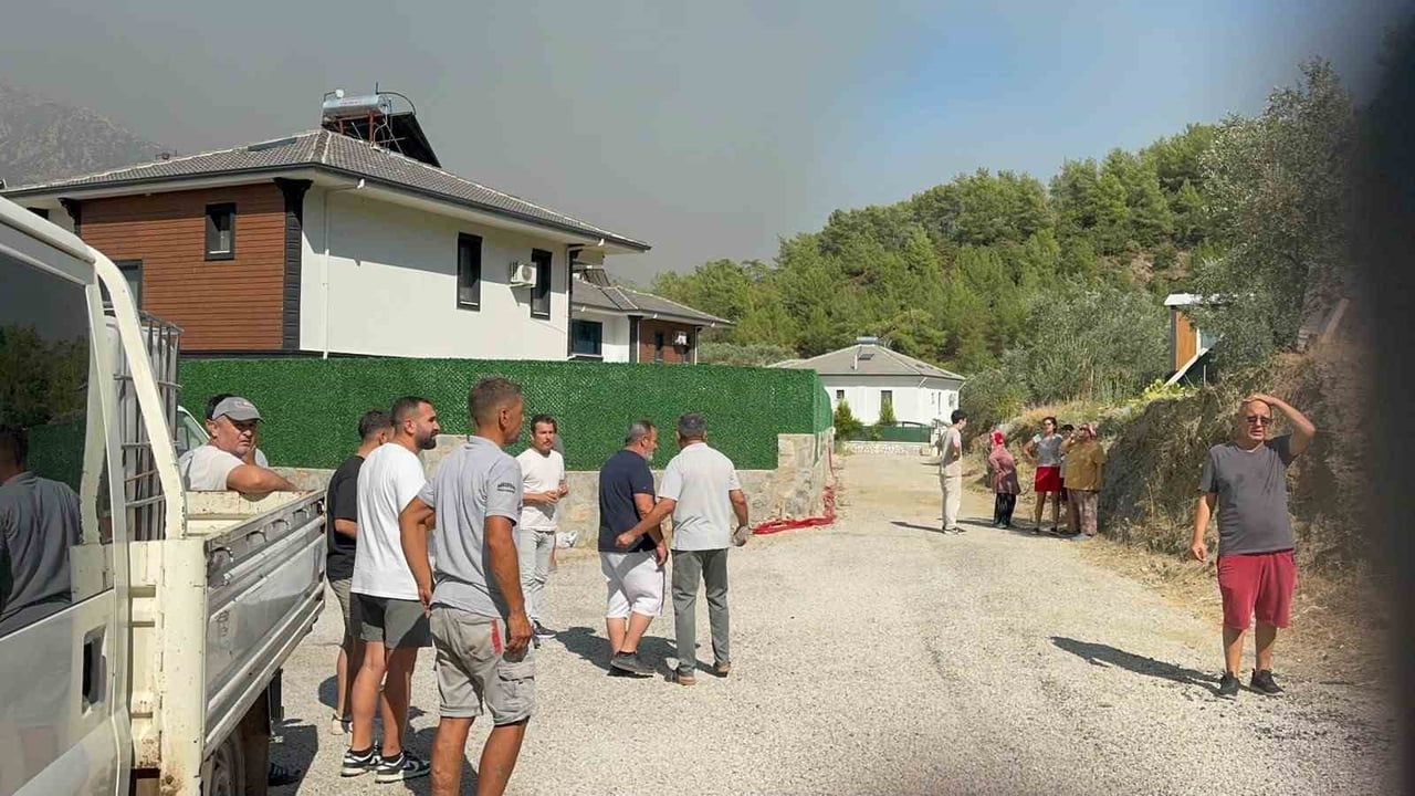 Fethiye Üzümlü'deki yangında hava ve kara müdahalesi sürüyor