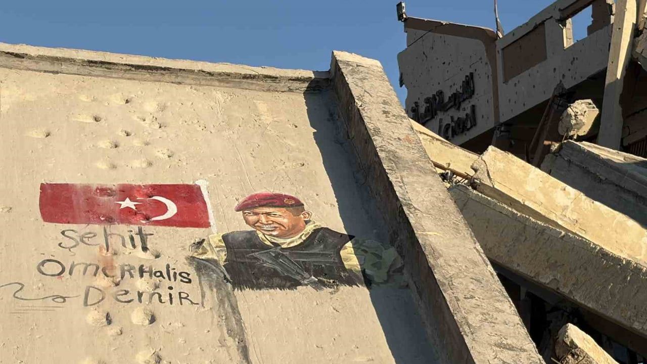 Filistinli sanatçılar Gazze'de Ömer Halisdemir'i duvara çizerek andı