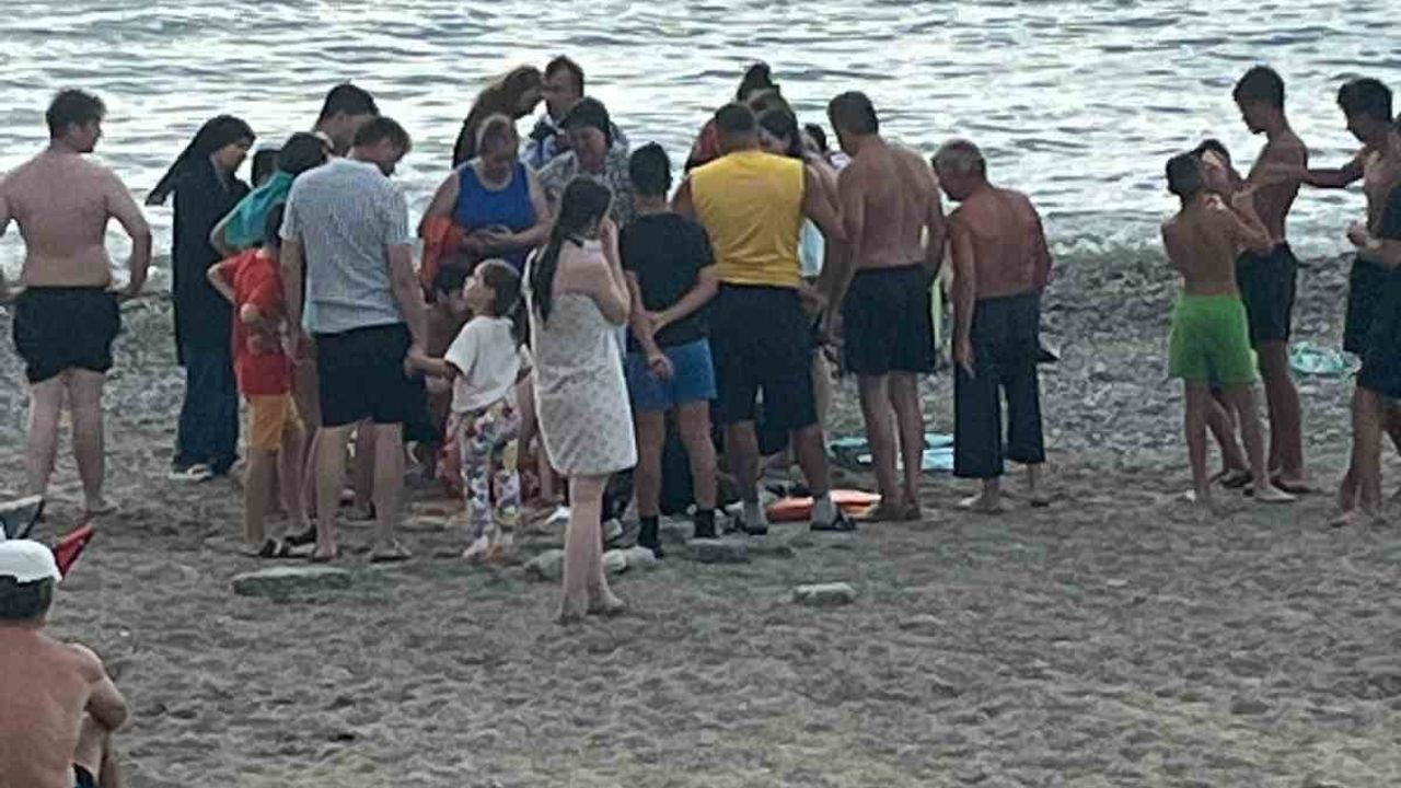 Filyos sahilinde kramp giren vatandaş cankurtaranlar tarafından kurtarıldı