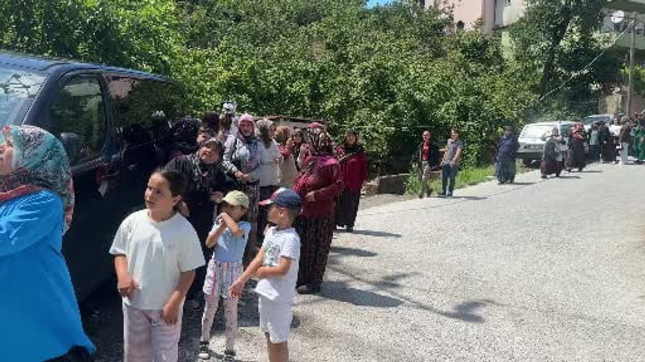Fındıklı'da dayanışmanın ritmi: kadınlar davul zurna eşliğinde düğün sofrasına taşınıyor