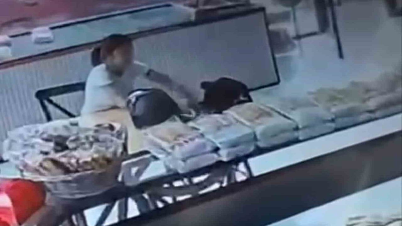 Fırında hırsızlık: çayına şeker attı, şekerliği çantasına koydu