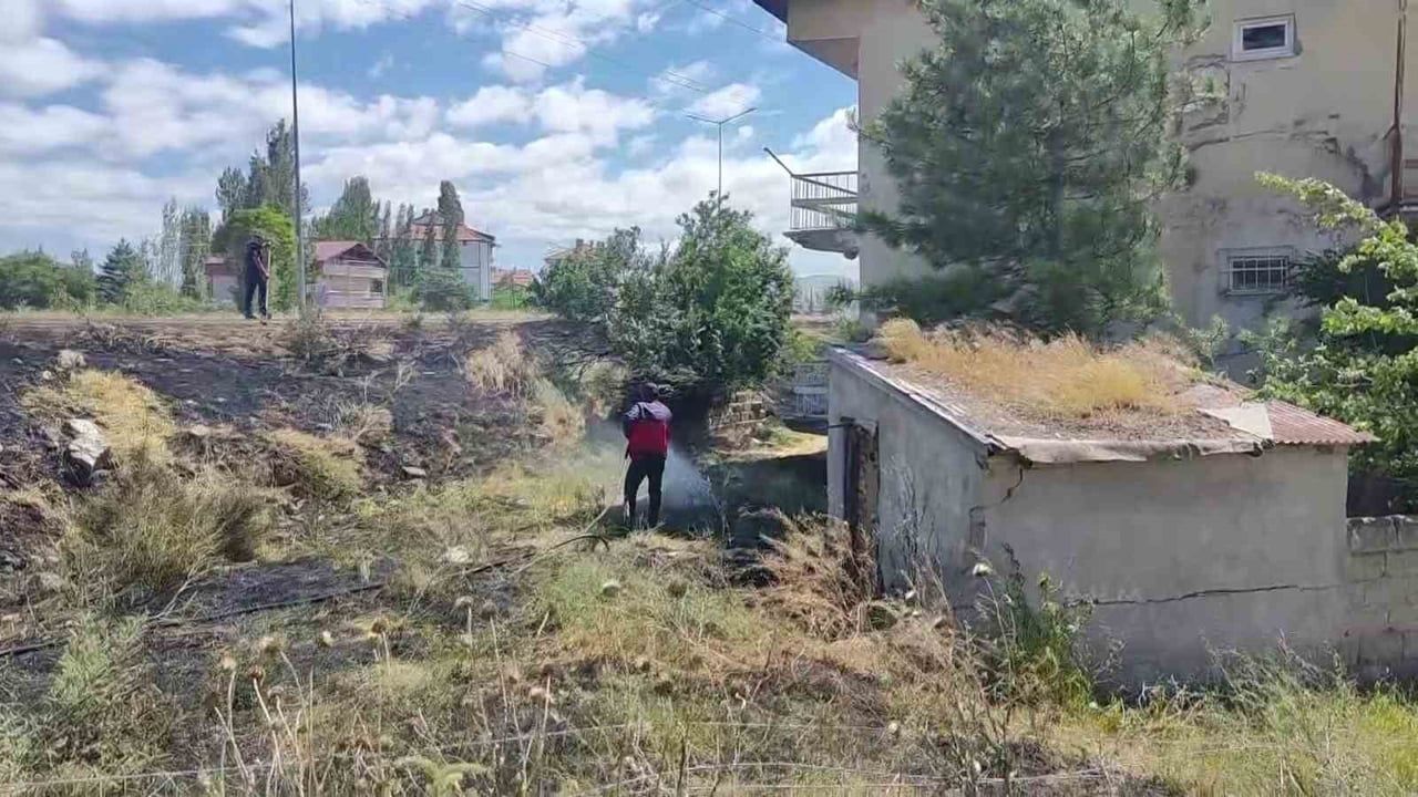 Fırtına kopan kablolar yangın çıkardı, itfaiye evleri korudu