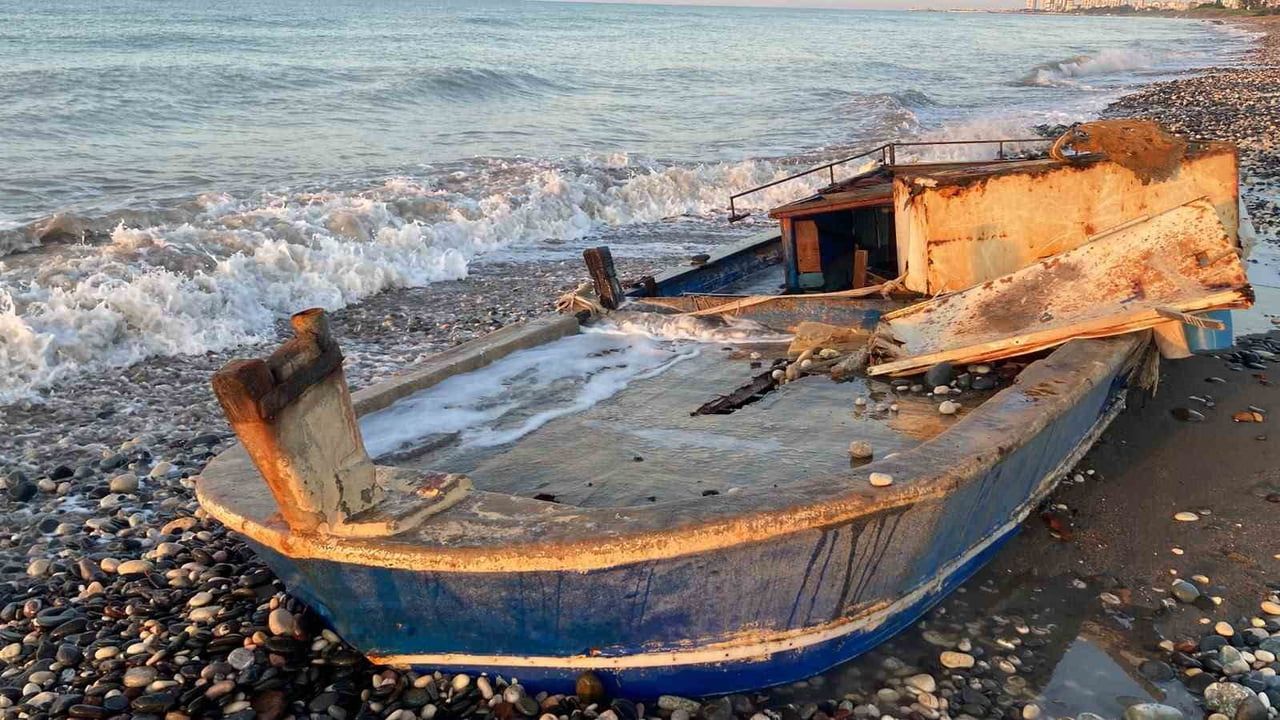Fırtına koruma altındaki Alata sahiline caretta yuvalarına yakın batık tekneyi getirdi