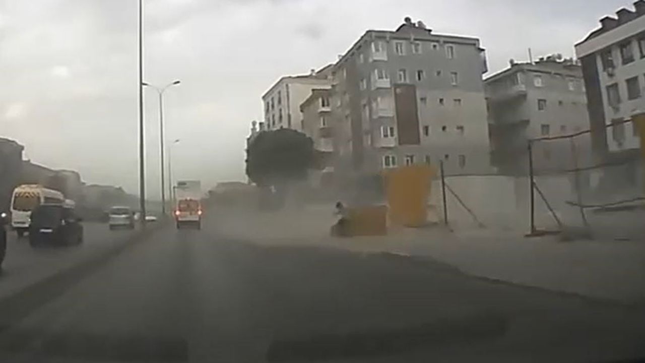 Fırtınada Avcılar E-5 yan yolda bariyerler vatandaşın üzerine uçtu