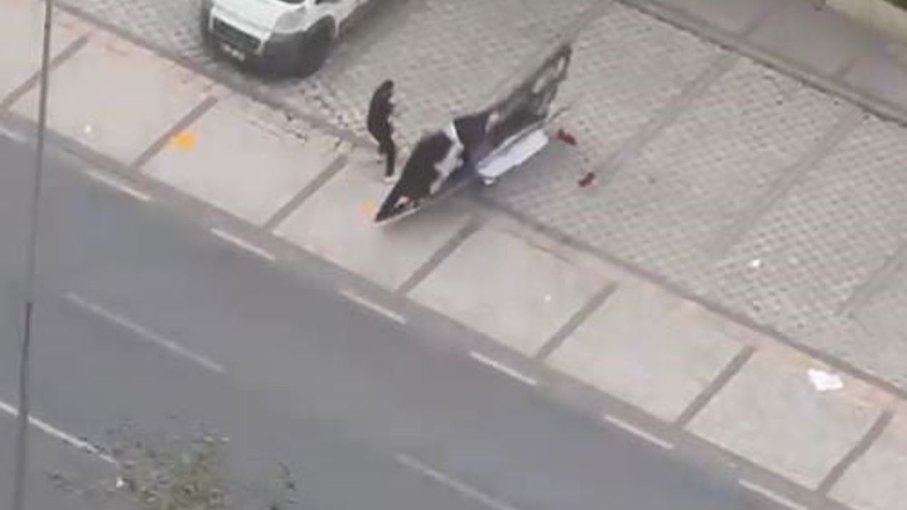 Fırtınada uçan reklam panosu Avcılar'da vatandaşa düştü
