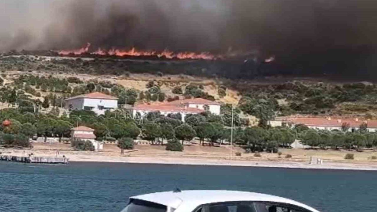 Foça'da ormanlık alanda başlayan yangına yoğun müdahale
