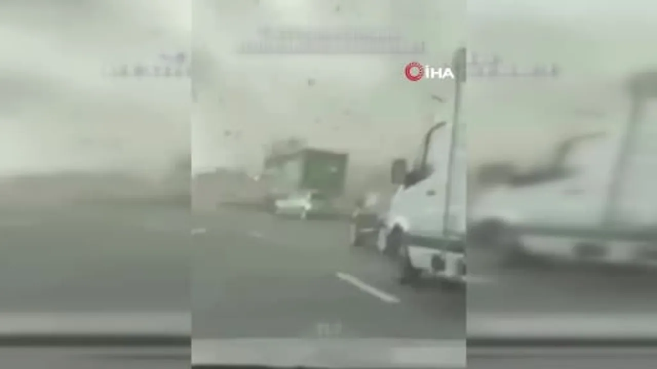 Fransa'da şiddetli fırtına: 2 ölü, 53 bin ev elektriksiz kaldı