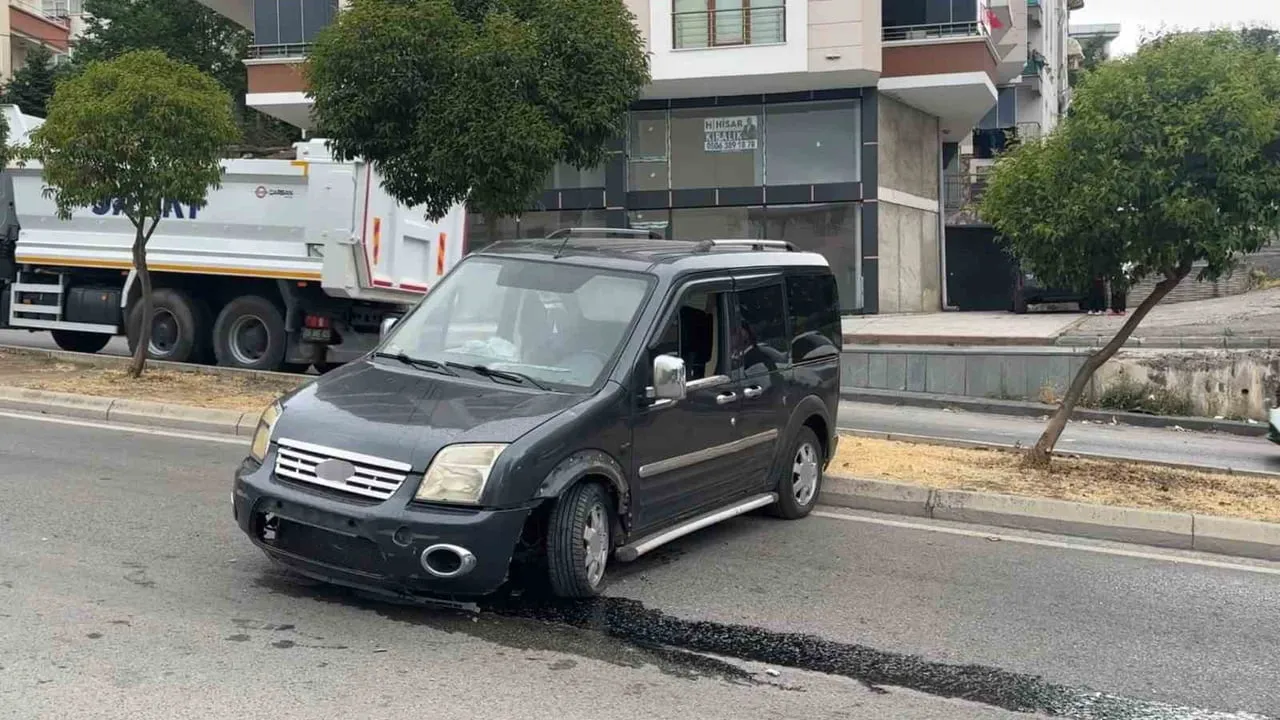 Freni boşalan hafif ticari araç 2 metreden bulvara düştü