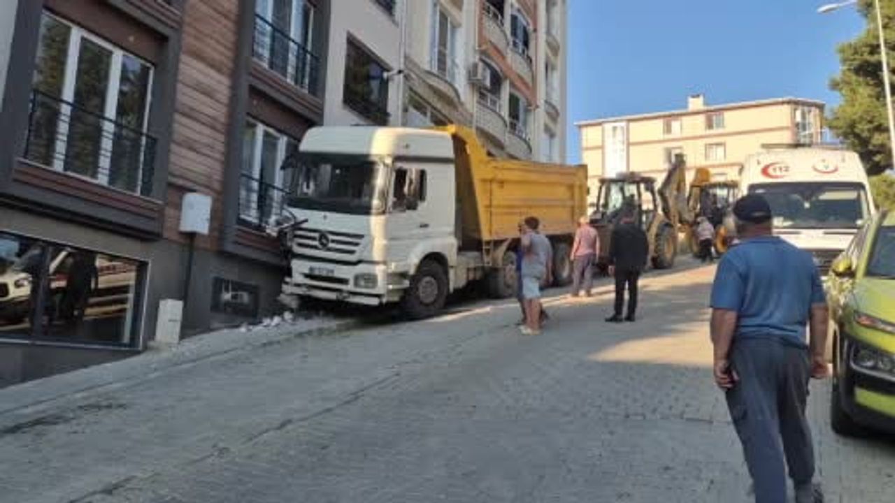 Freni boşalan kamyon Tekirdağ'da evin penceresine çarptı
