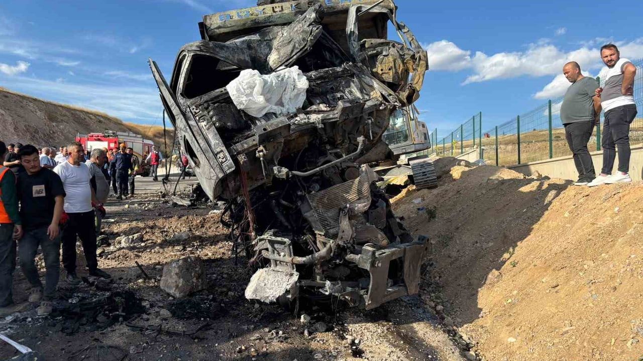 Freni bozulan ABB'ye ait kamyon iki araca çarptı, 2 işçi hayatını kaybetti
