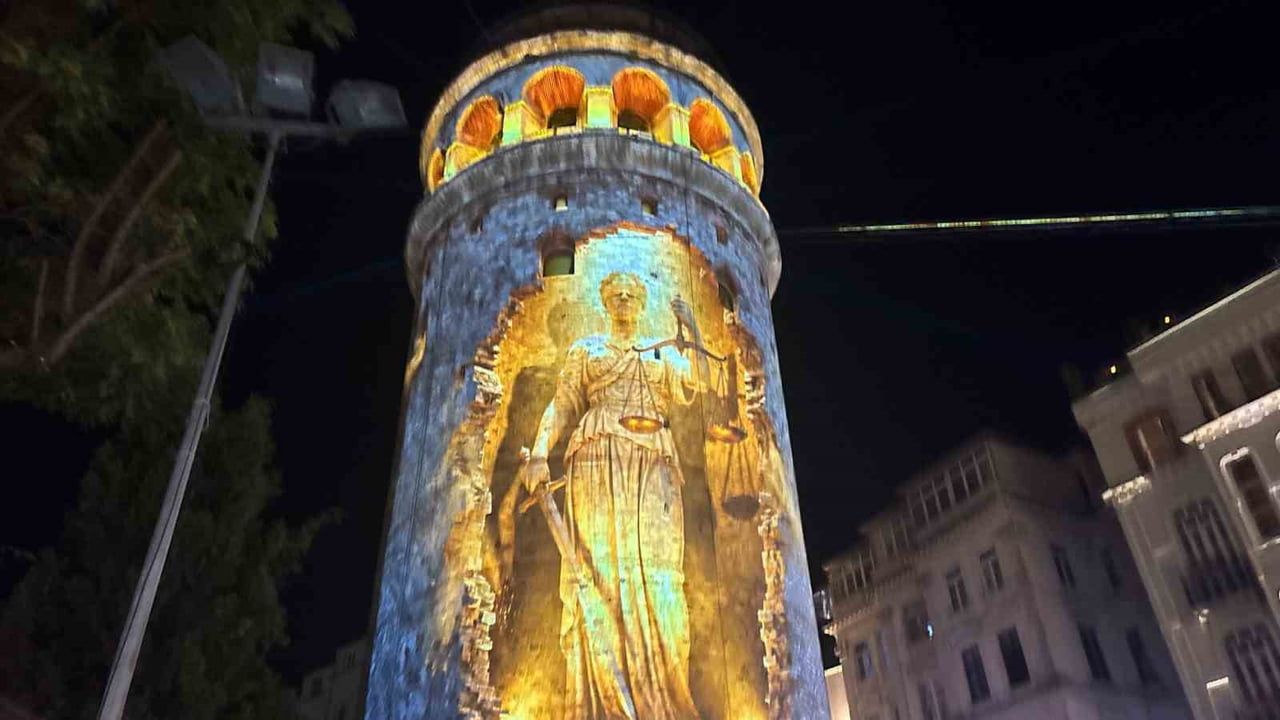 Galata Kulesi'nde 15 Temmuz'a özel mapping gösterisi
