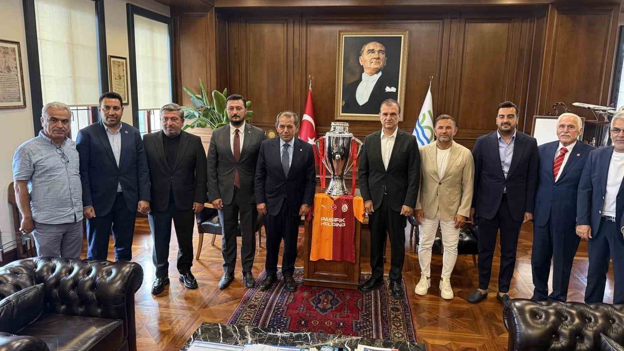 Galatasaray bayrağı Büyükçekmece Şampiyonlar Anıtı'na çekildi