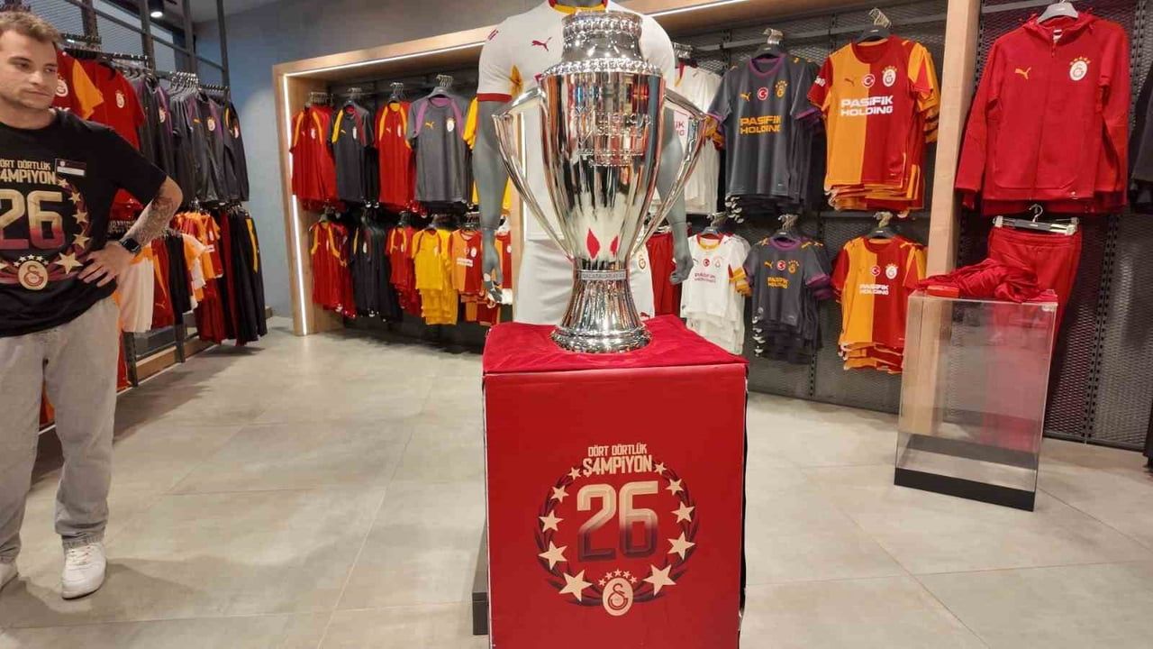 Galatasaray'ın şampiyonluk kupası Mardian Mall'da taraftarlarla buluştu