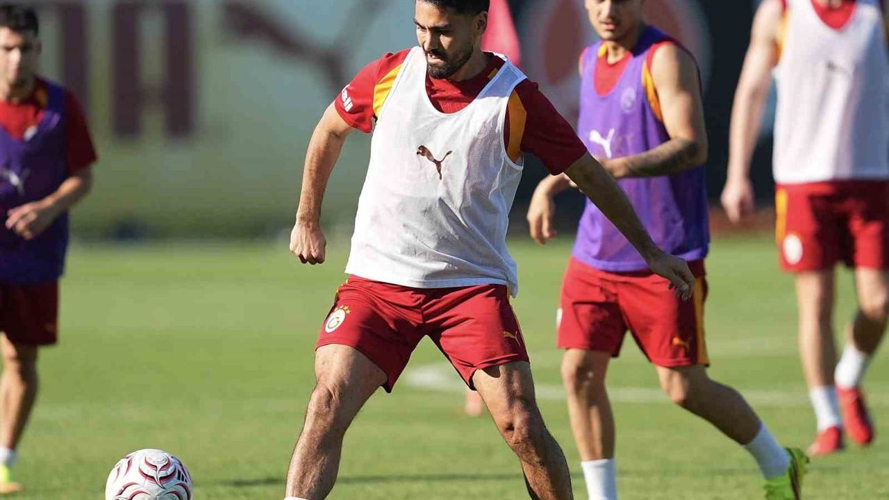 Galatasaray sabah salonda akşam sahada çalıştı