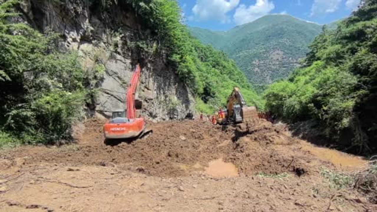 Gansu'da toprak kaymasında 16 kişi enkaz altında