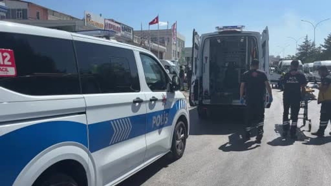 Gaziantep organize sanayi bölgesinde servis aracı tıra çarptı: 11 işçi yaralandı
