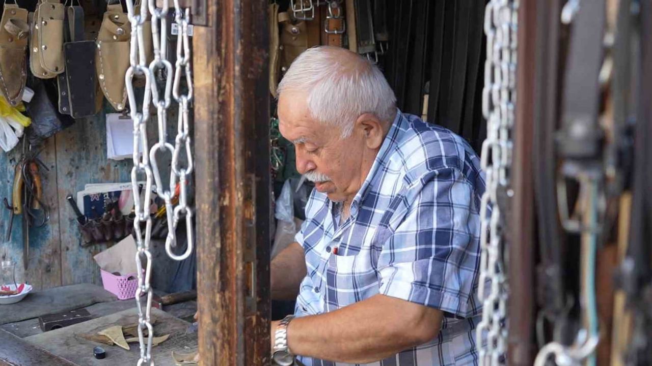 Gaziantep'te 49 yıllık saraciye ustası 2 metrekarelik dükkandan 81 ile gönderiyor